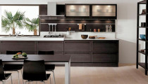 Muebles de cocina en maderas oscuras