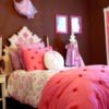 Habitación infantil en chocolate y rosas