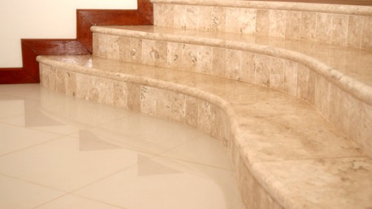 Suelo de porcelanato y escalera de piedra