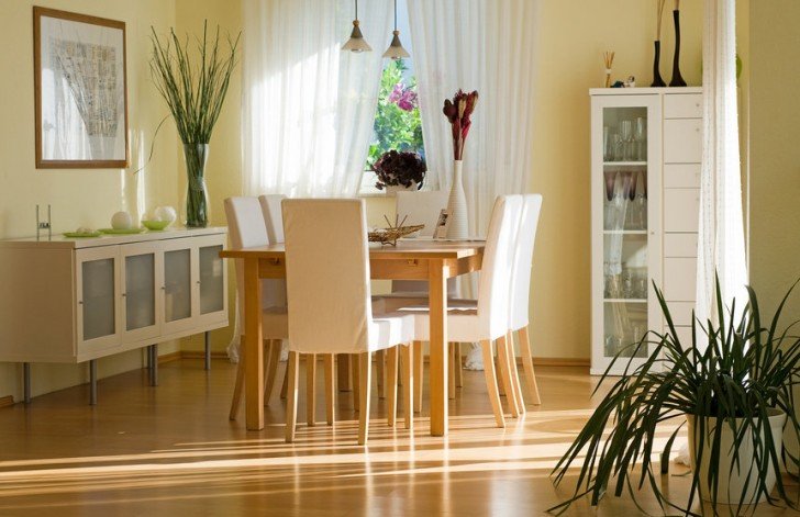 Comedor con paredes amarillas