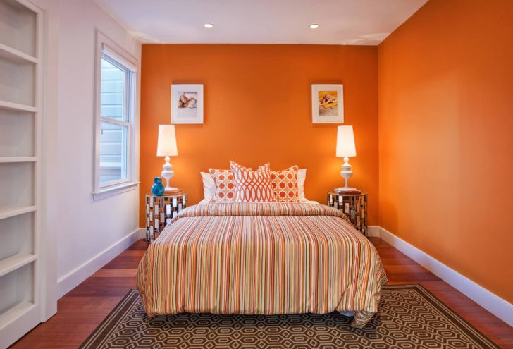 Dormitorio joven naranja en dos paredes