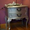 Dormitorio en gris, plata y ciruela