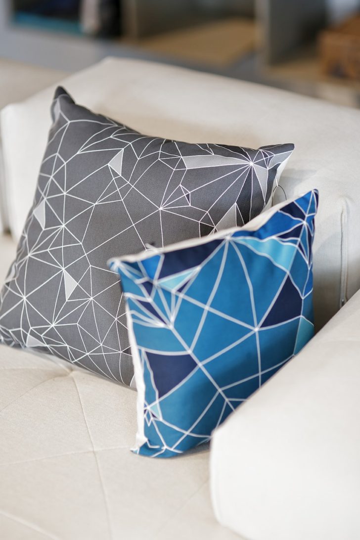 Almohadones gris y azul