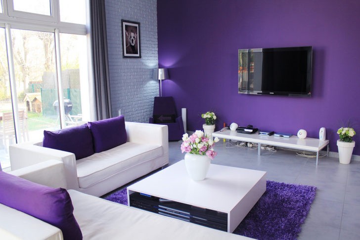 Salon violeta y blanco