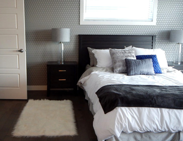 Dormitorio pared gris empapelado
