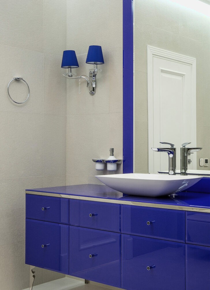Mueble de baño azul violeta