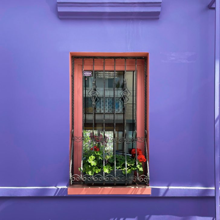 Pintura de frente de casa en la gama de violetas