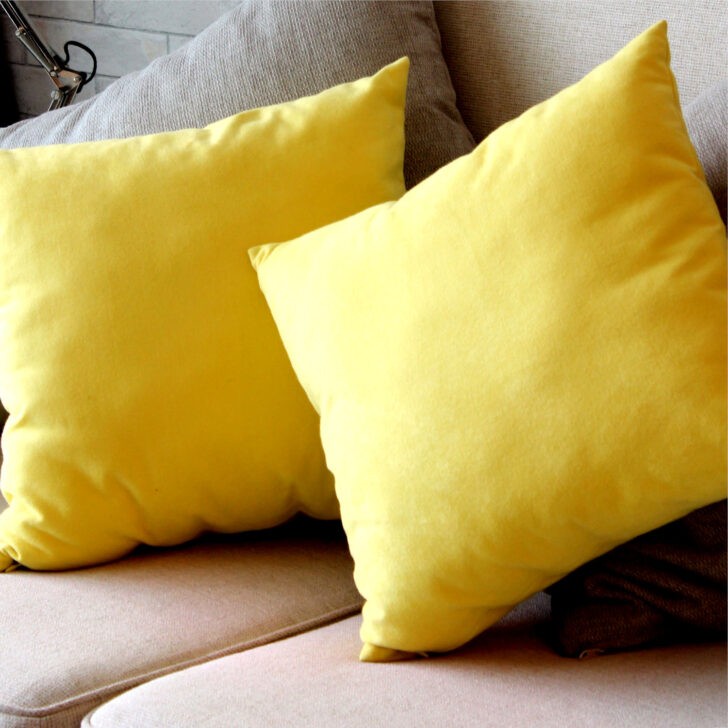 Dos almohadones de color amarillo limón