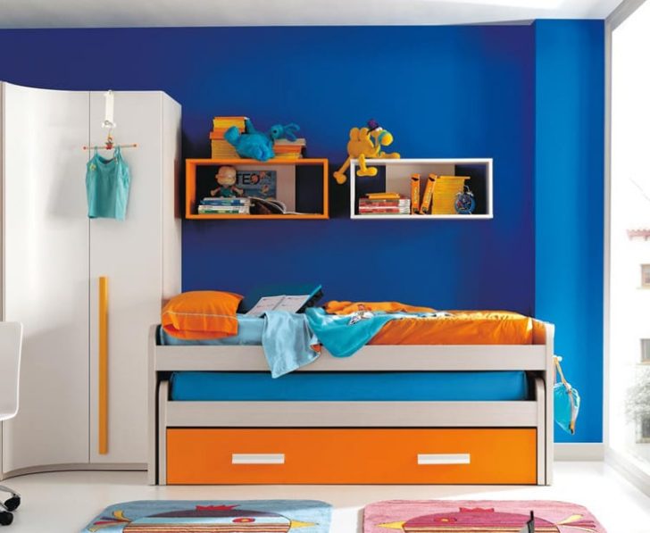 Dormitorio azul y naranja