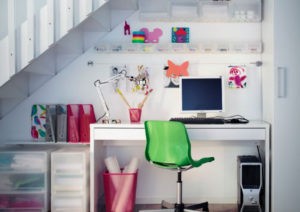 Improvisa una pequeña oficina o espacio de trabajo en casa