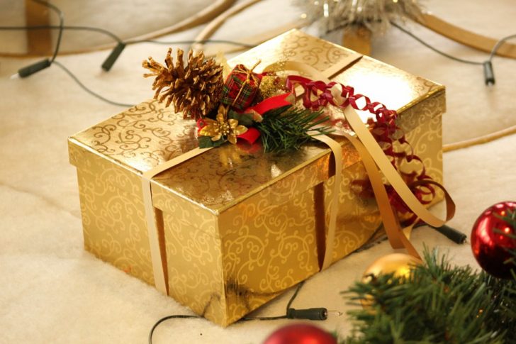 Caja de regalo dorada