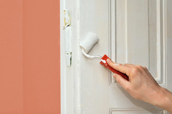 Pintando puerta blanca