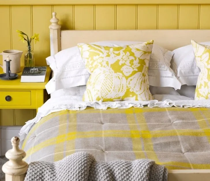 Dormitorio de color amarillo