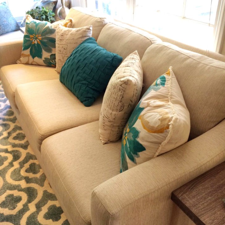Almohadones verdes azulados en el sofá