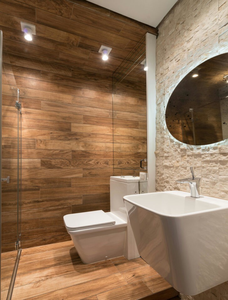 Baño con revestimiento de imitación madera