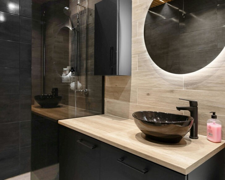 Espejo redondo en el baño moderno
