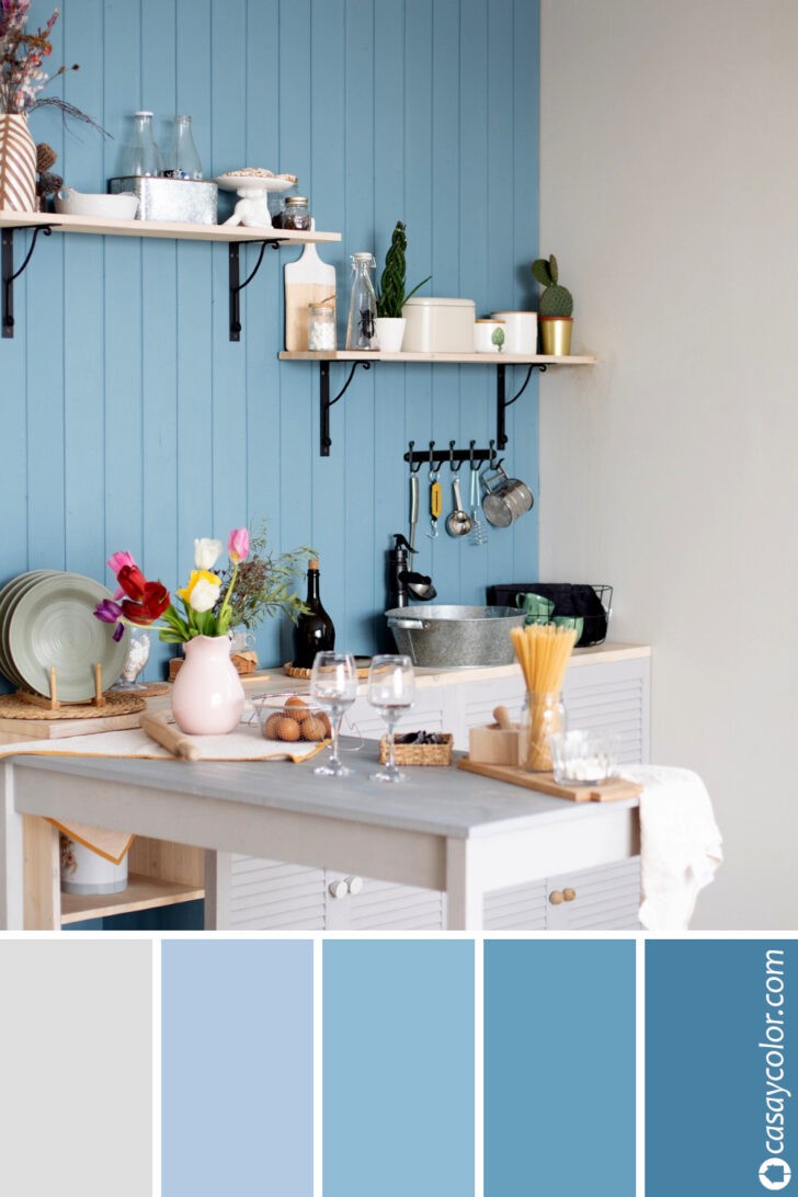 Cocina rústica retro con pared de madera pintada de color celeste