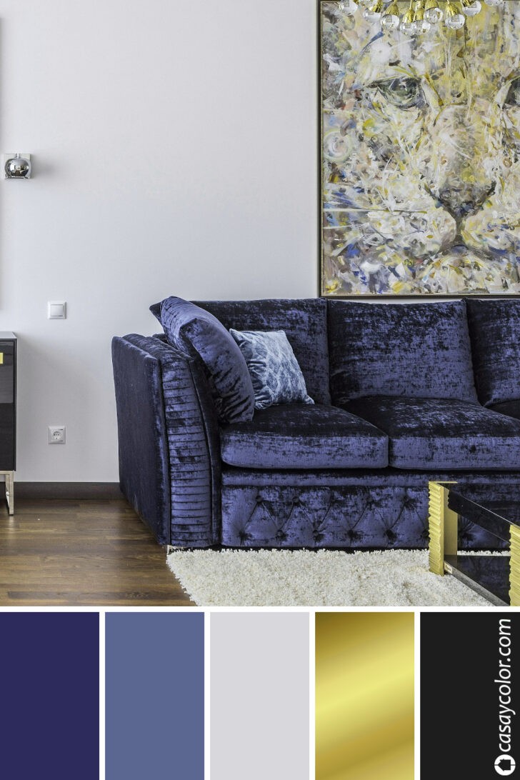 sofá color índigo en la sala