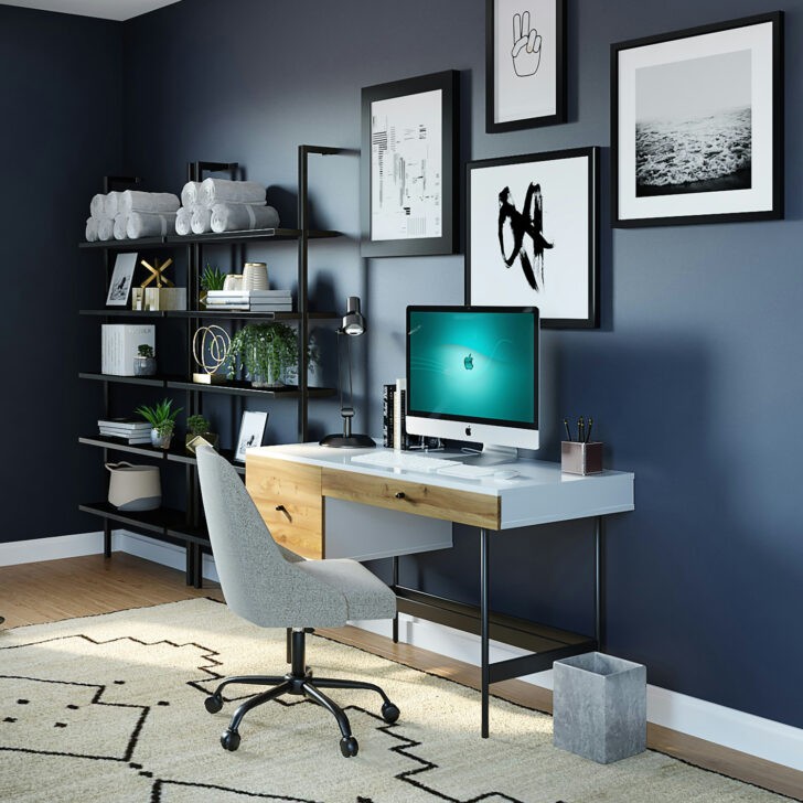 Oficina hogareña sencilla con paredes azules oscuro y muebles blancos