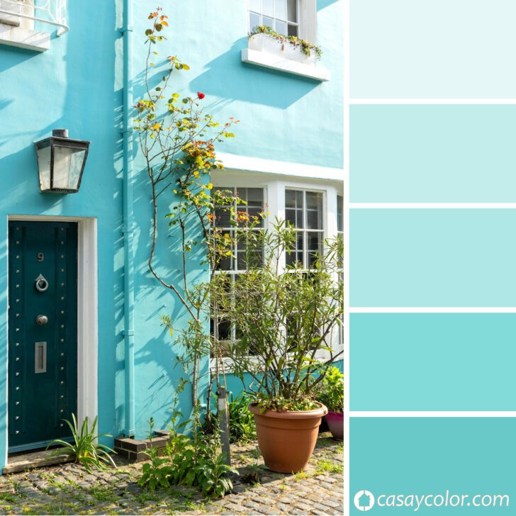 Sencilla fachada de casa en color azul claro, paleta de colores