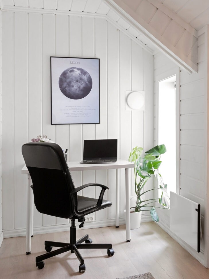 Oficina sencilla en casa con paredes de madera pintada de color blanco