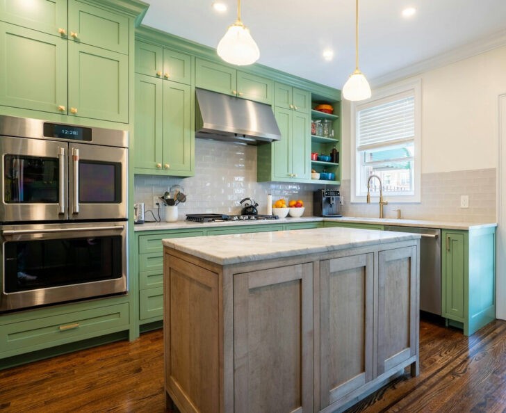 Cocina con gabinetes de madera verde menta
