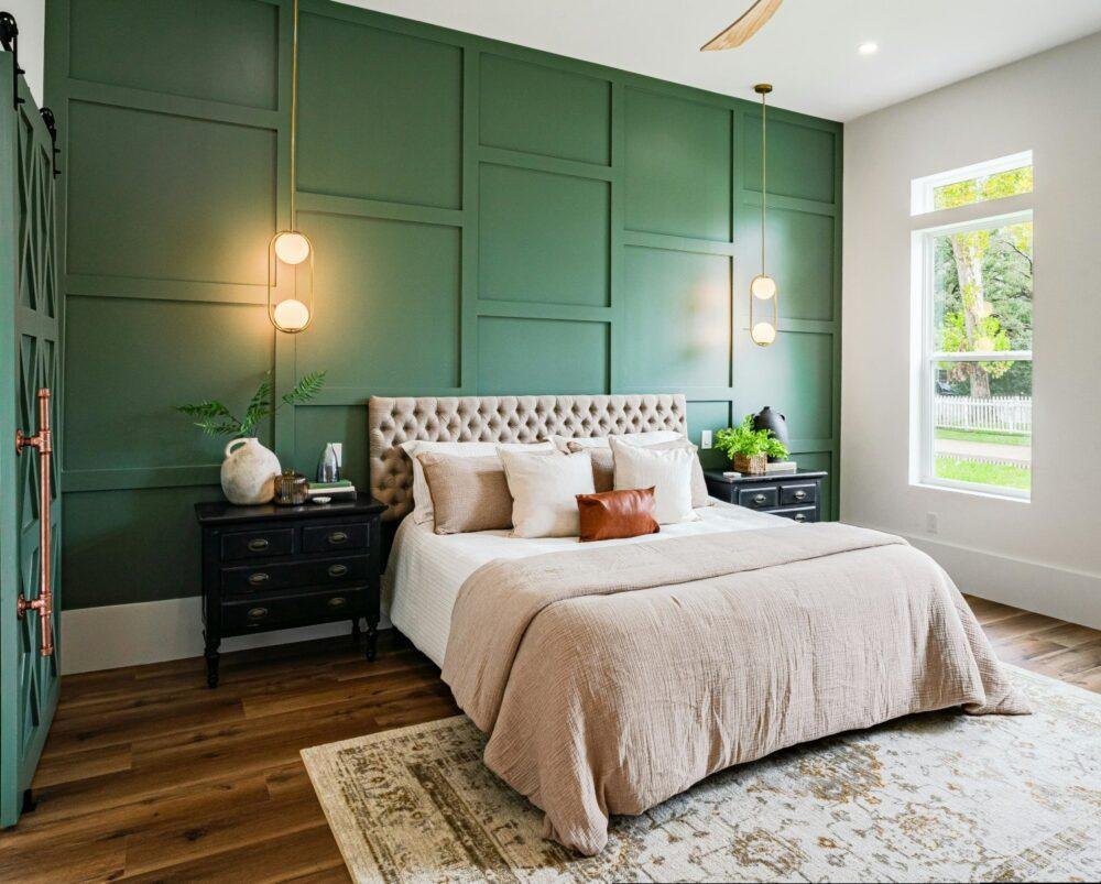 Verde oscuro y blanco, una de las combinaciones de colores para dormitorios más usadas