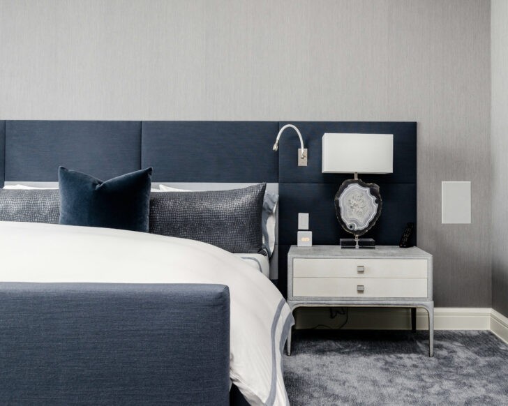 Dormitorio moderno en tonos grises y azul