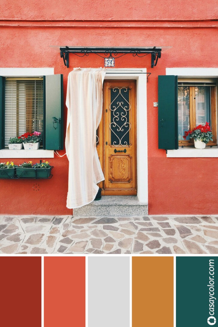 Casa rústica de color rojo terracota