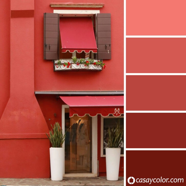 Fachada de edificio sencillo de color rojo
