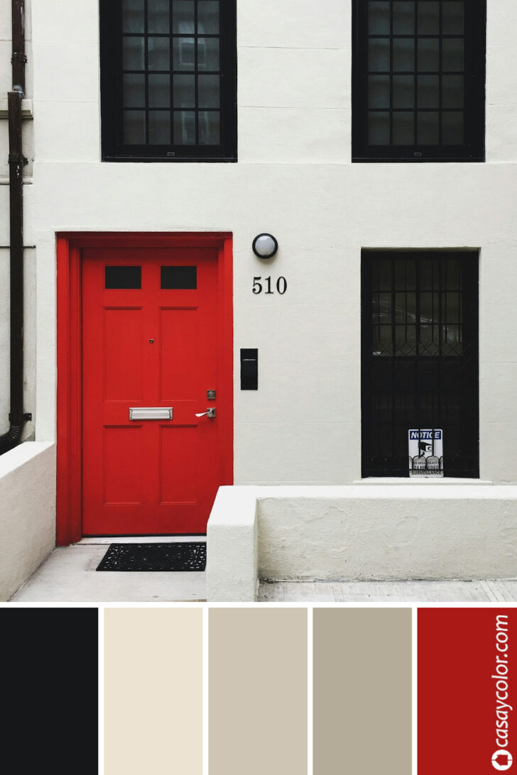 Fachada en color gris claro, puerta de entrada roja y ventanas negras
