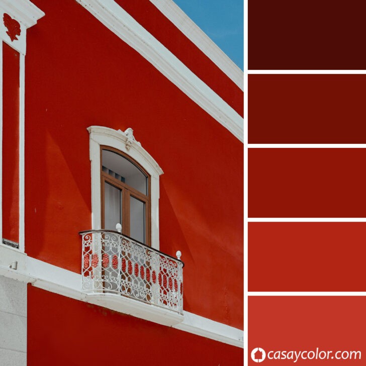 Fachada colonial pintada de color rojo y blanco