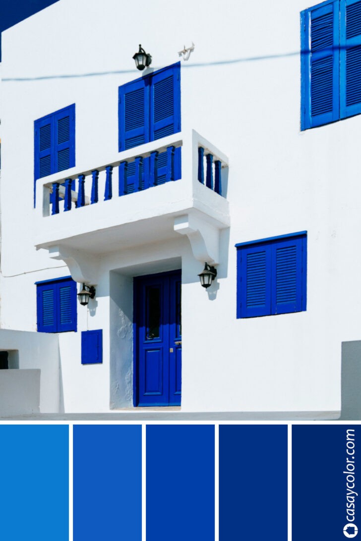 Fachada de color blanco con puerta y ventanas de azul