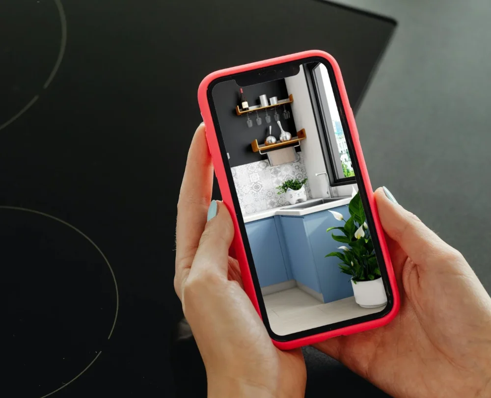 Persona usando una app para probar colores en paredes