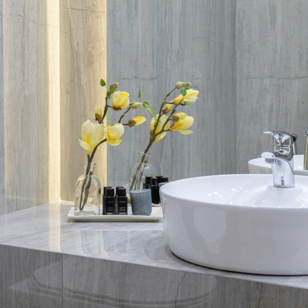 Baño luminoso gris