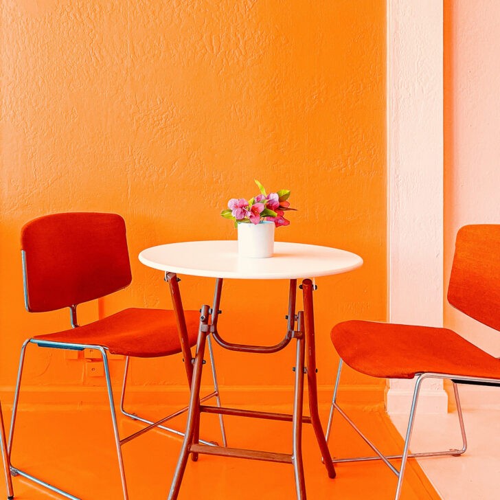 Pared de color naranja intenso