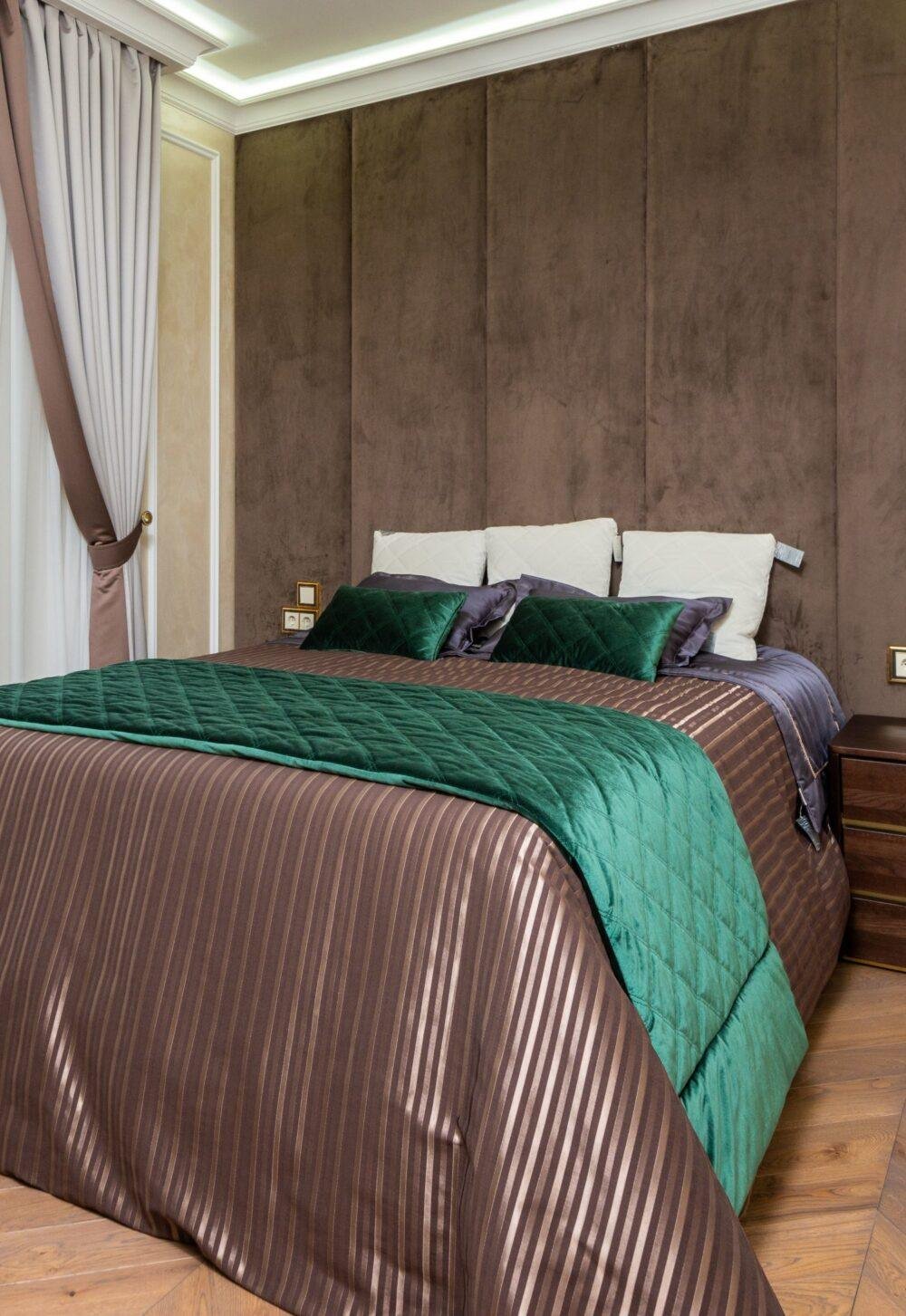 Dormitorio elegante café y verde inglés