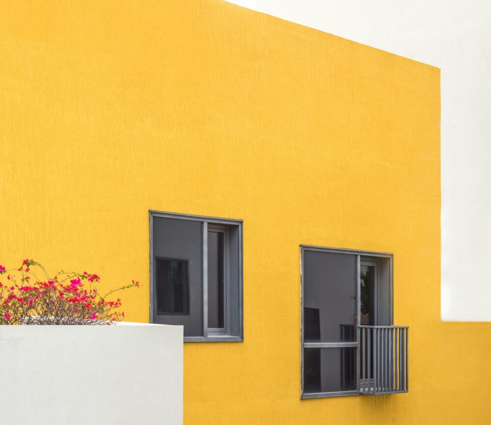 Casa de paredes color amarillo intenso