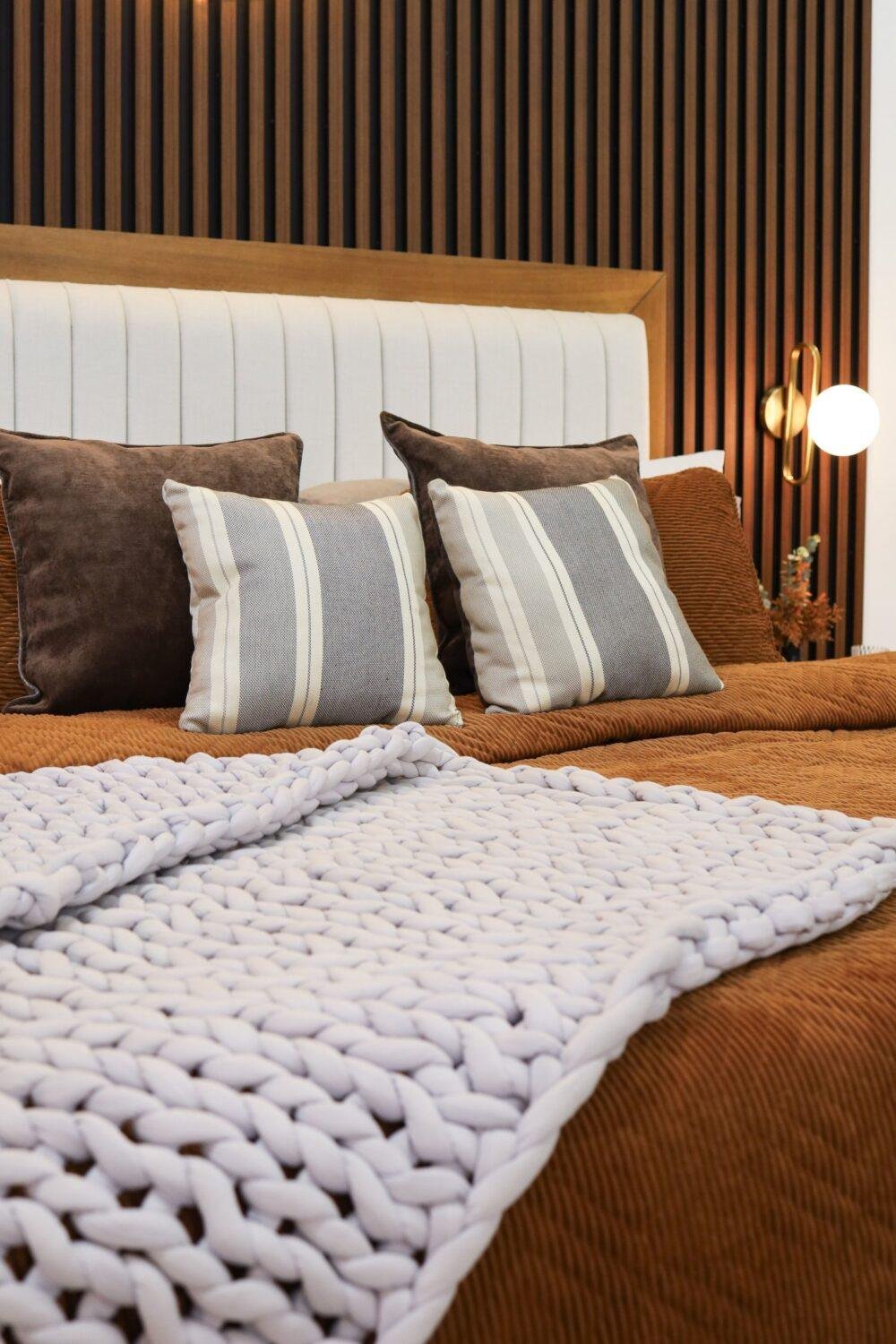 Combinación de colores cafés y marrones en la cama