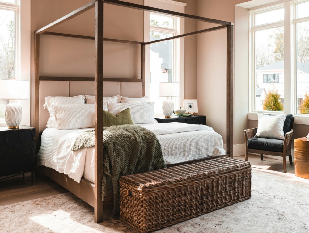 Dormitorio pintado de beige con muebles en madera café