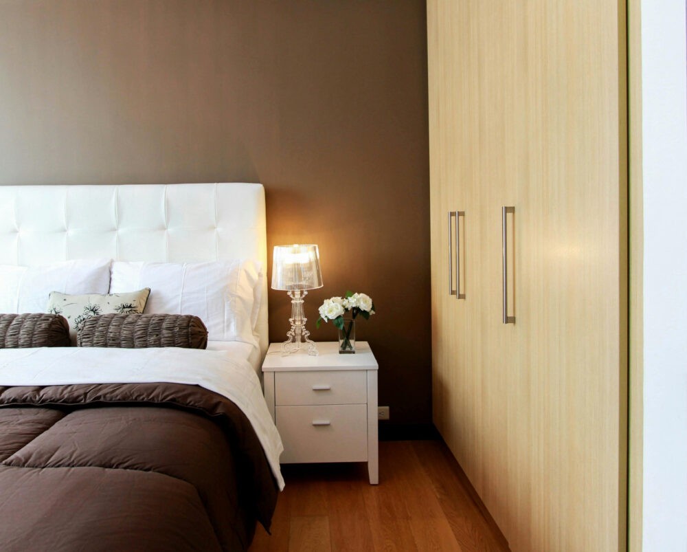 Dormitorio con pared en marrón oscuro