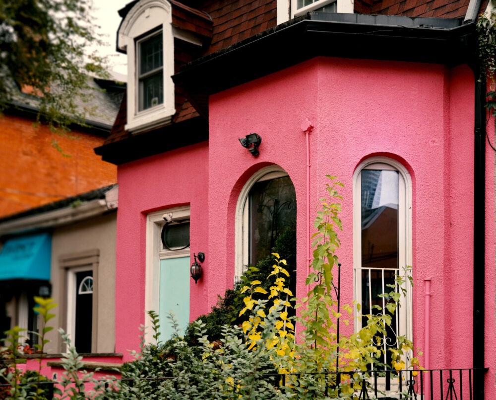 Fachada de color rosa intenso