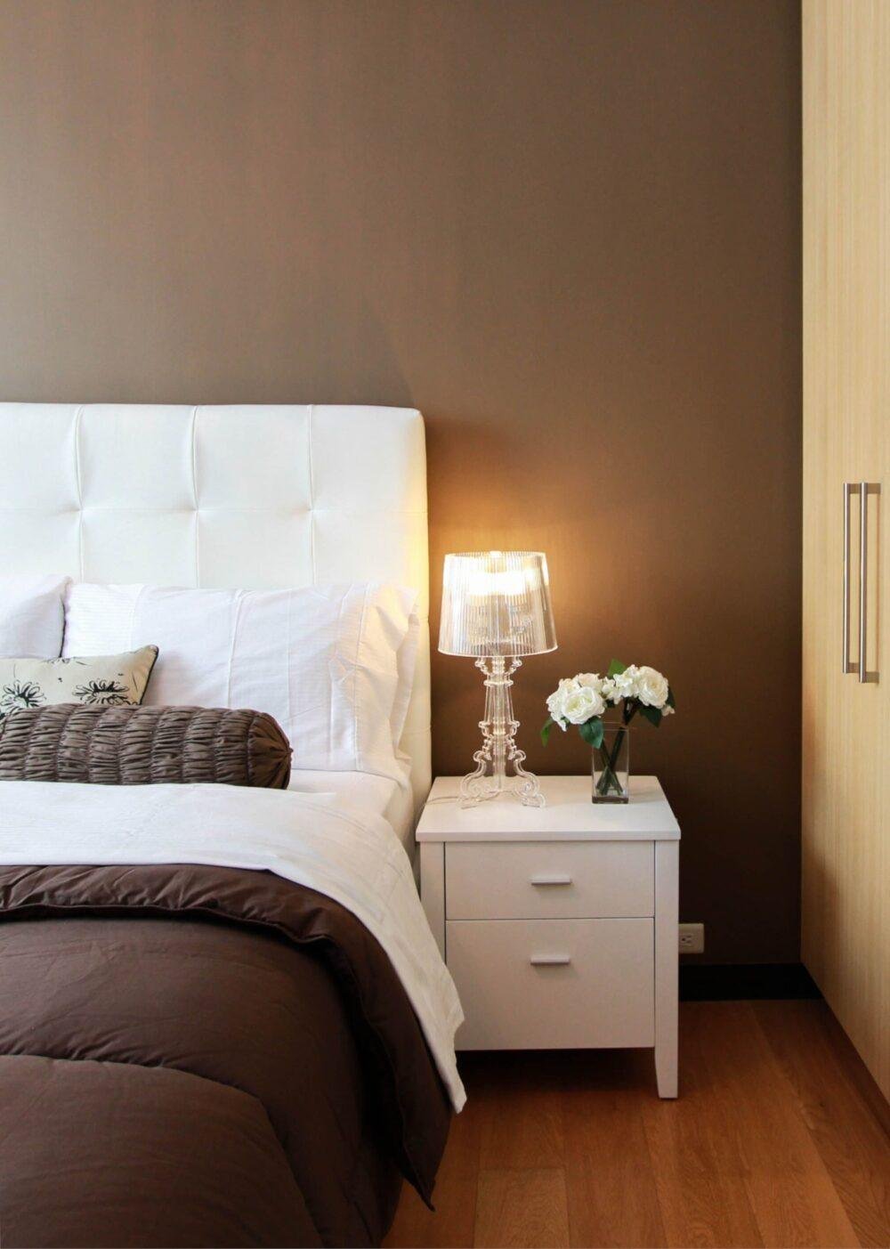 Cuarto con pared pintada en color chocolate