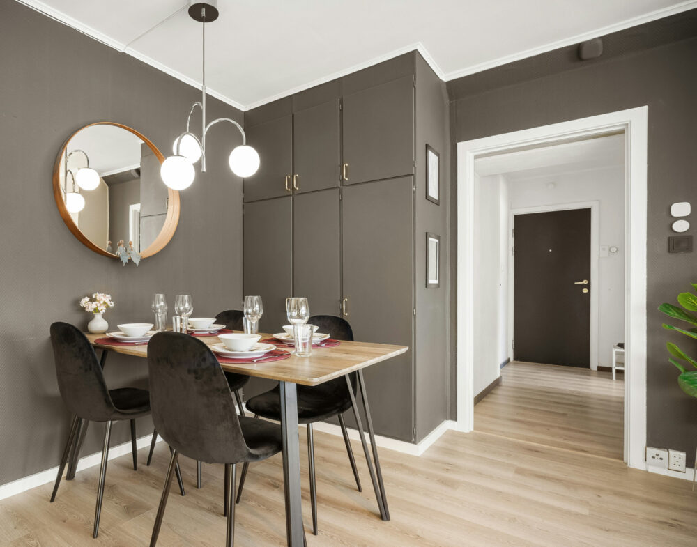 Paredes de un comedor pintadas de color gris oscuro