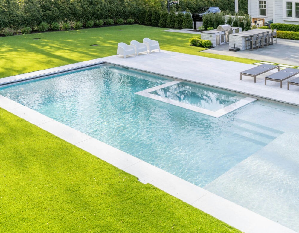 Césped artificial al borde de la piscina