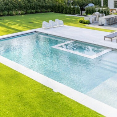 ¿Qué tipo de suelo elegir para rodear tu piscina? Mejores opciones para tu jardín