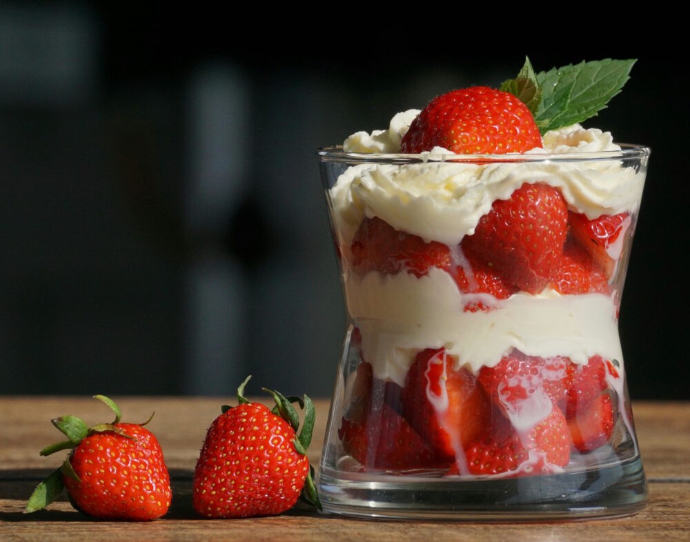 Copa con frutos y crema