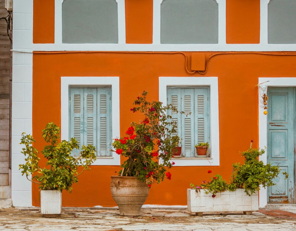 Casa naranja y blanco