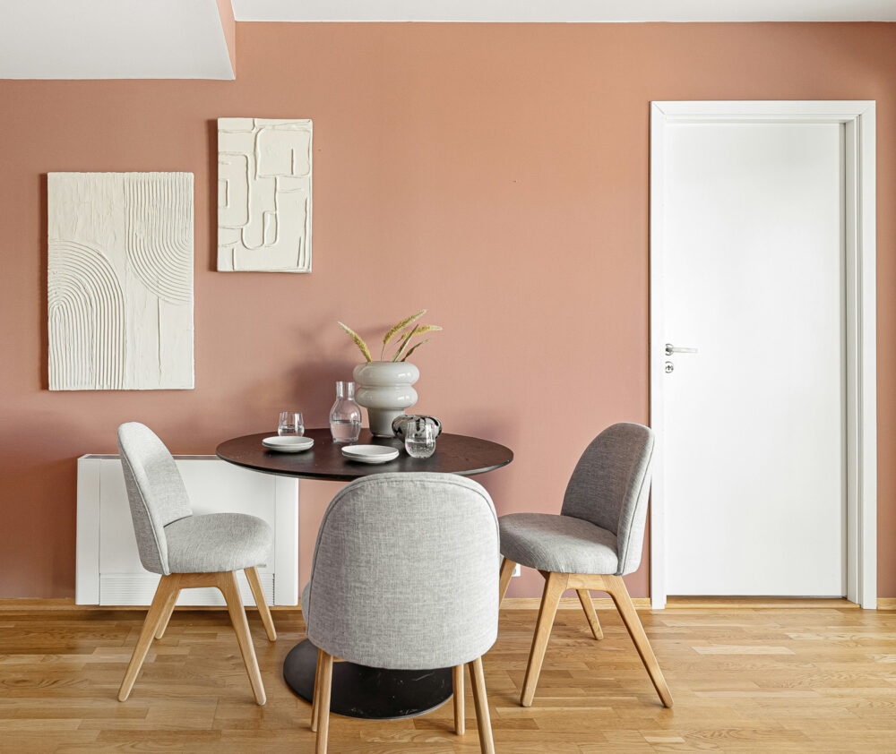 Comedor con paredes de rosado palo, o palo de rosa