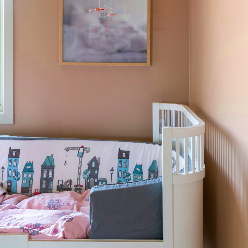 Paredes de una habitación infantil de color rosa palo